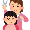 女性の美容師が髪を切る